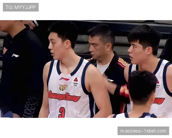 深圳外线防守漏洞:被张皓嘉命中关键三分未能及时补防